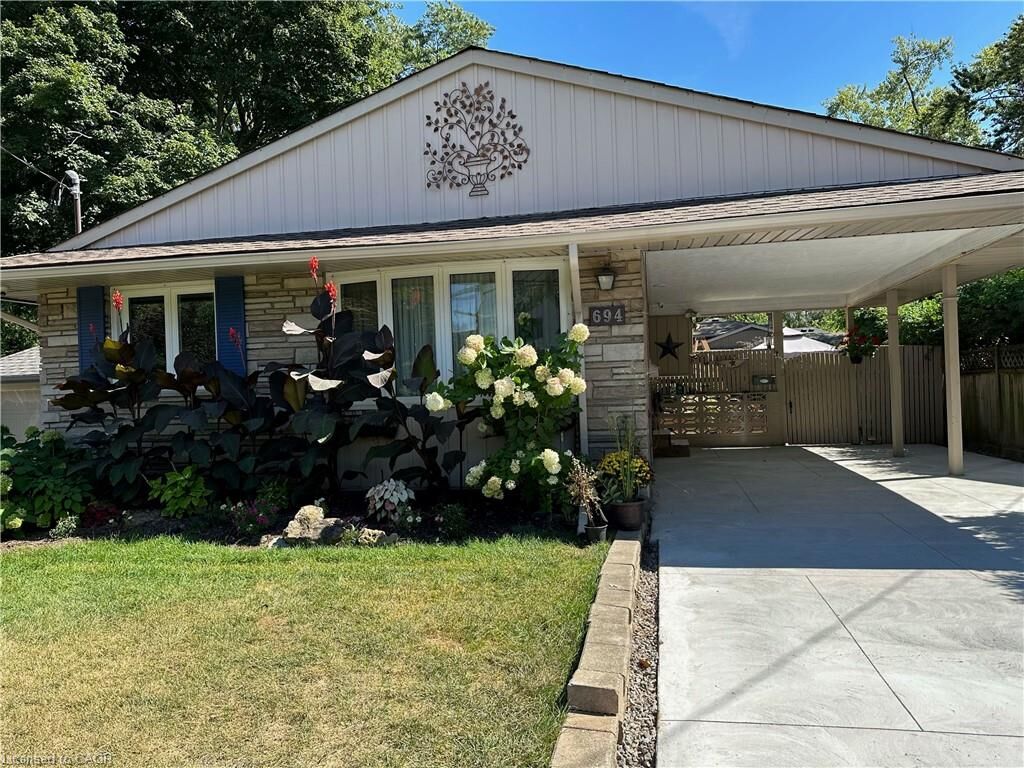 Property Photo: 694 Niagara Street Upper ON L2M 3R9