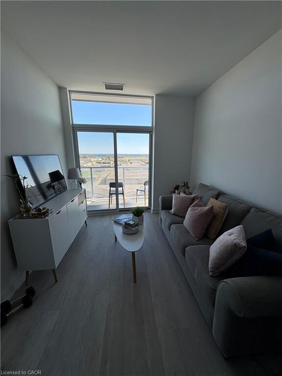 Property Photo:  2782 Barton Street E 815  ON L8E 2J8 