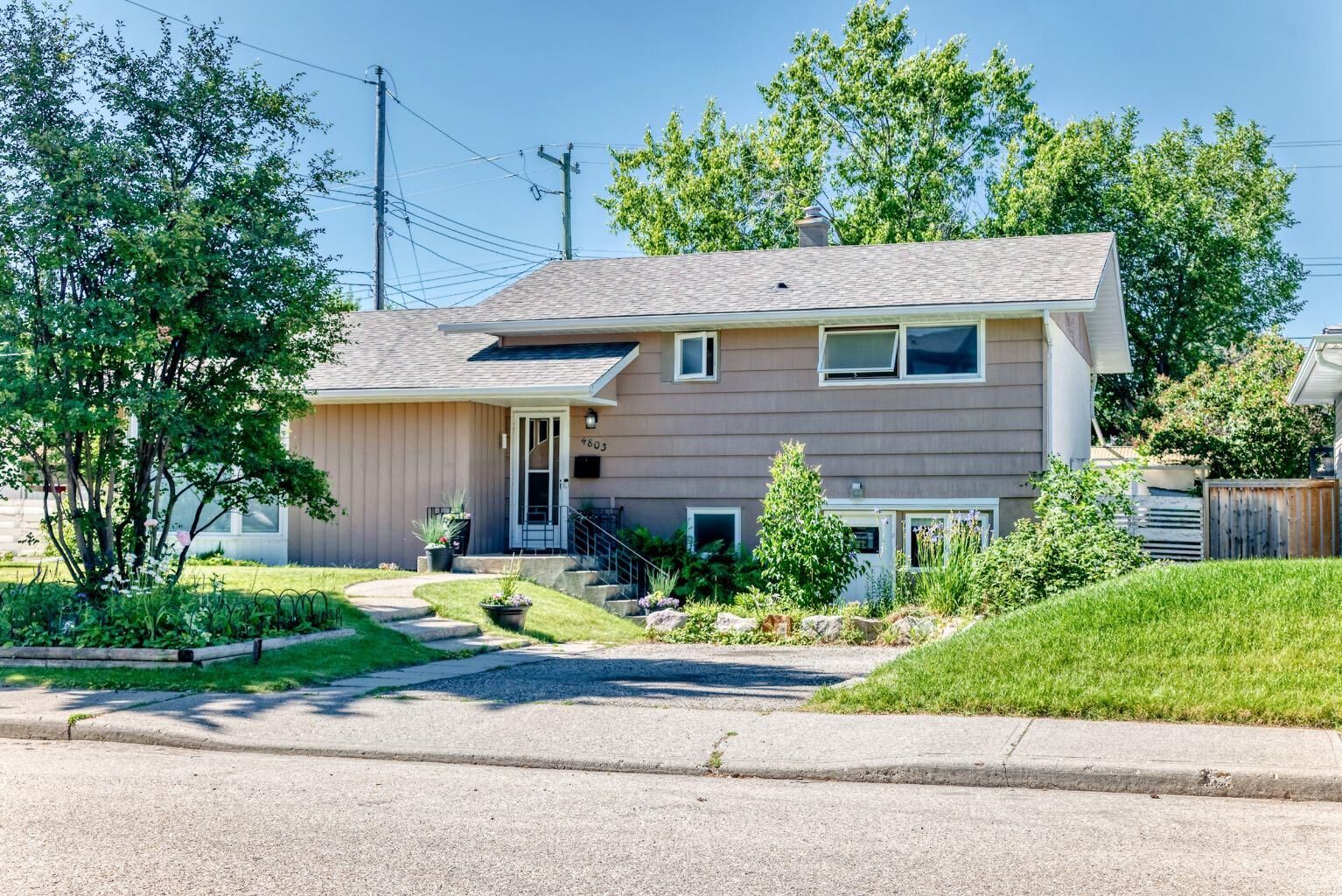 Property Photo:  4803 5 Avenue SW  AB T3C 0C7 