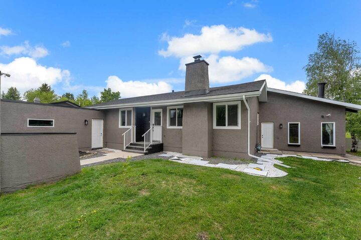 Property Photo:  2930 Oakmoor Crescent SW  AB T2V 3Z7 