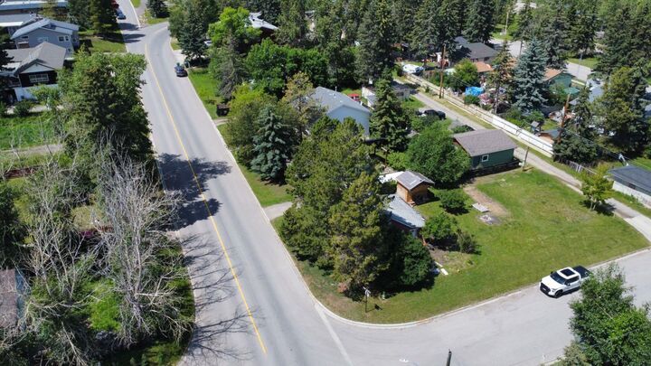Property Photo: 502 Sunset Boulevard AB T0L 2K0