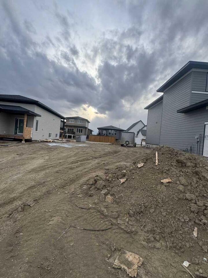 Property Photo: 660 Devonia Road W AB T1J 5W3