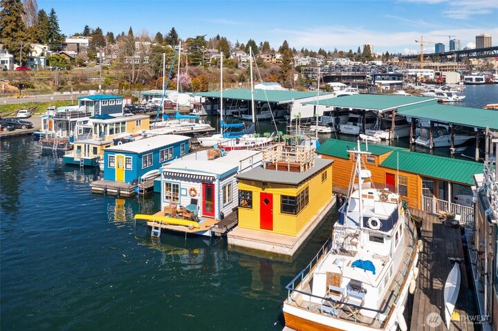 Property Photo:  2401 N Northlake Way E9  WA 98103 