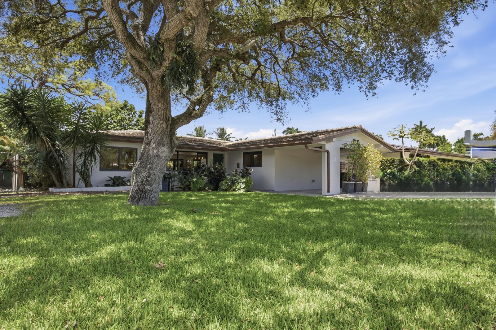 Property Photo:  2001 N Victoria Park Road  FL 33305 