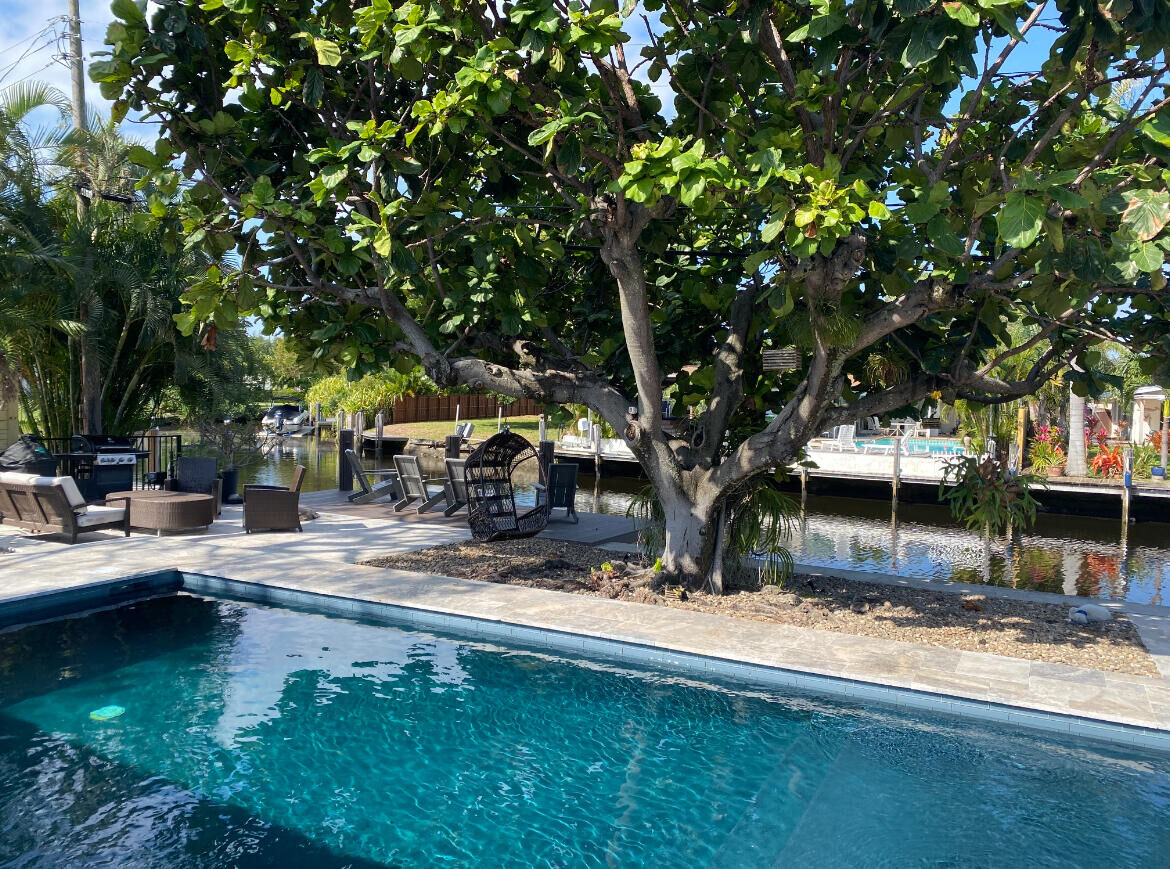 Property Photo: 2001 N Victoria Park Road FL 33305