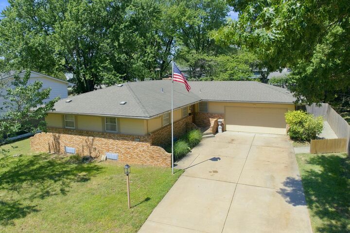 Property Photo: 605 N Willow Dr KS 67037