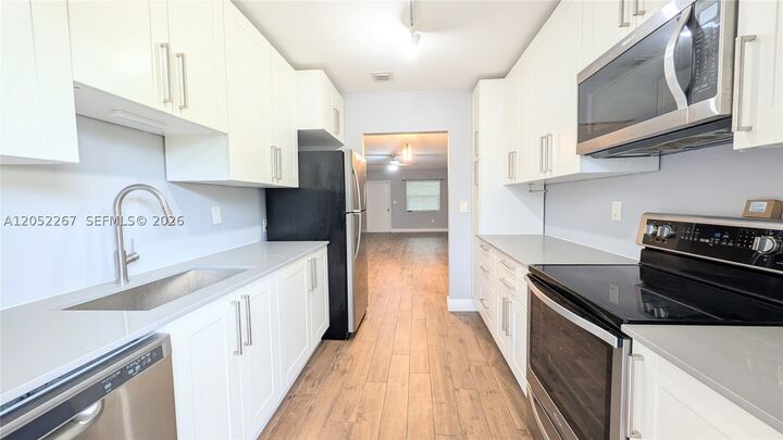 Property Photo:  315 SE 23rd Ave 1-5  FL 33062 