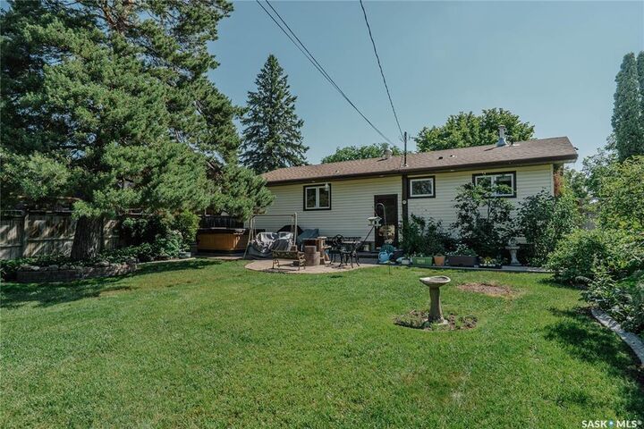 Photo de la propriété: 2704 Preston Avenue S SK S7J 2G6