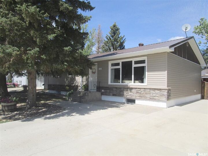 105 Assiniboia Avenue — photo 1