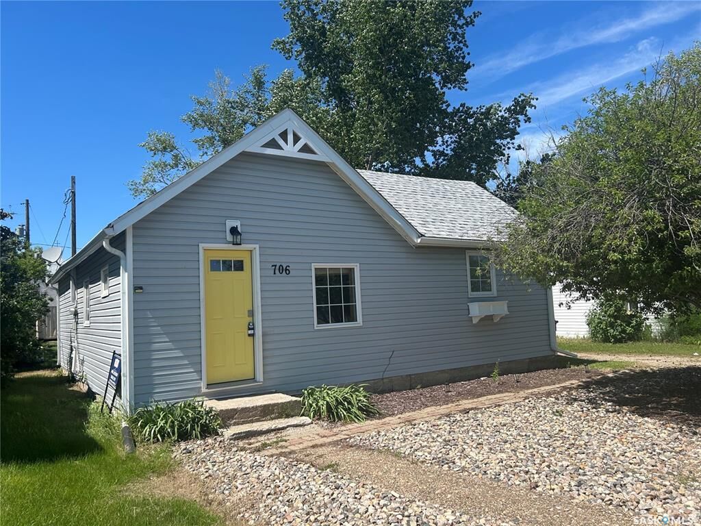 Property Photo: 706 Norfolk Avenue SK S0G 0R0