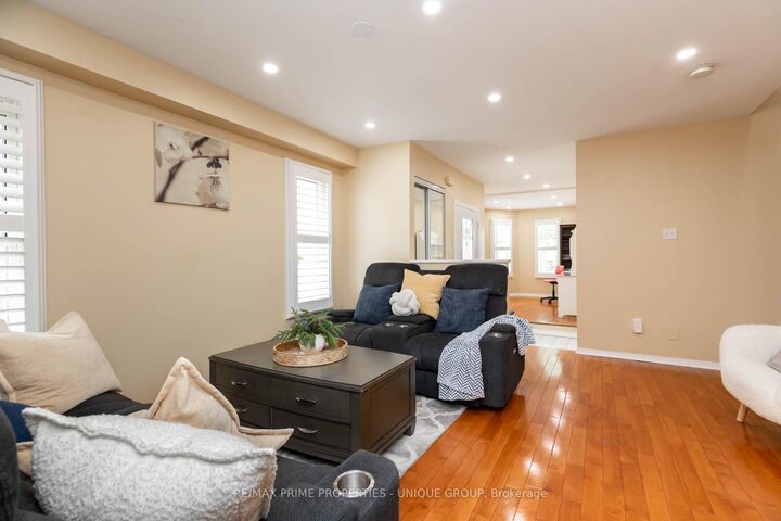 Property Photo:  25 Pine Gate Place  ON L1R 2M5 