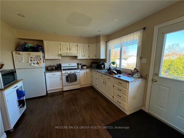 Property Photo: 784 Comstock Crescent ON K6V 6E1