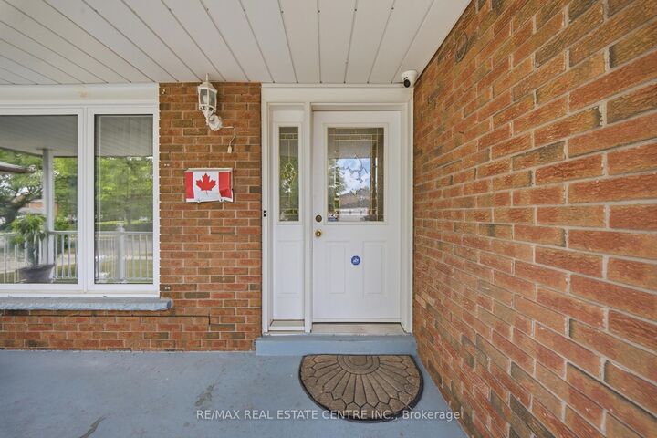 Property Photo:  4 Manorcrest Street  ON L6S 2W9 