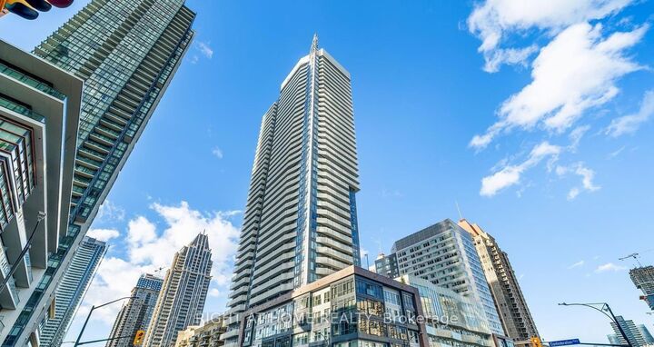 Property Photo:  4065 Confederation Parkway 1507  ON L5B 0L4 