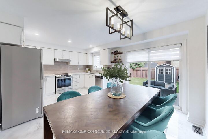 Property Photo:  52 Four Seasons Crescent  ON L9N 0C3 