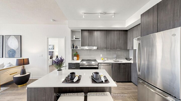 Property Photo:  2520 Eglinton Avenue W 1710  ON L5M 0Y2 