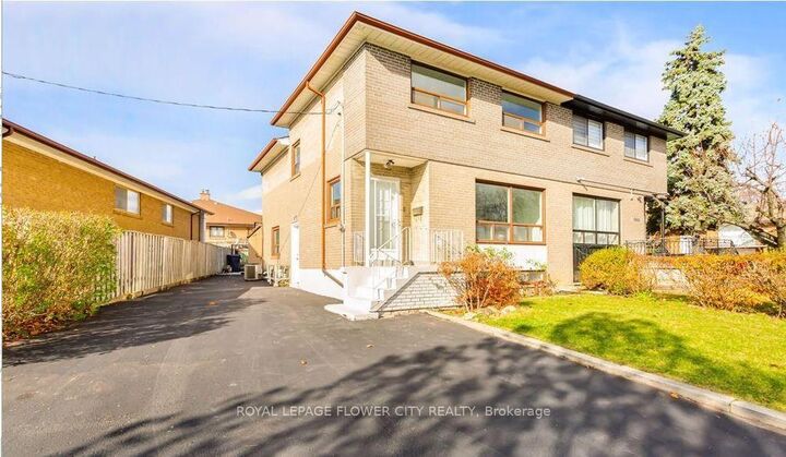Property Photo: 3 Clayhall Crescent ON M3J 1W5