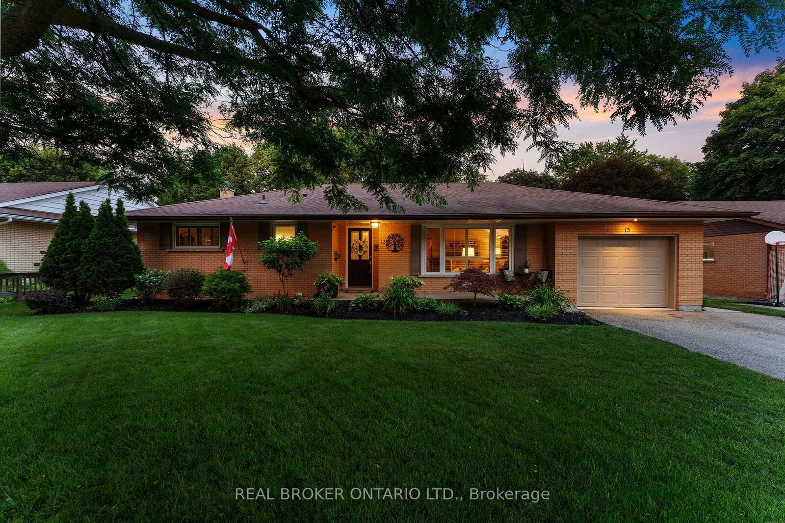 Property Photo:  13 Bluebird Place  ON N3B 1W7 