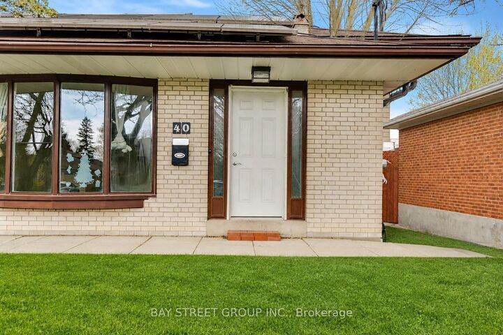 Property Photo: 40 Bellbury Crescent Upper ON M2J 2J8