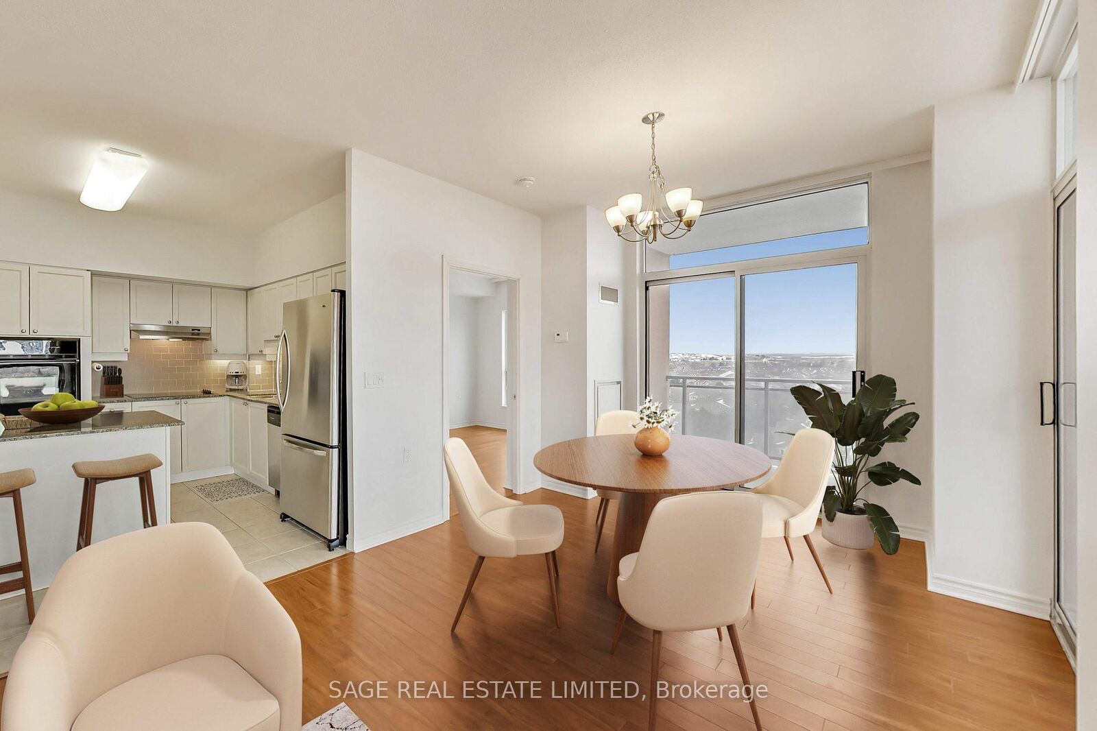 Property Photo: 810 Scollard Court 902 ON L5V 0A4