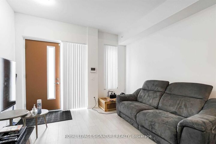 Property Photo:  1010 Portage Parkway Th12  ON L4K 0K3 