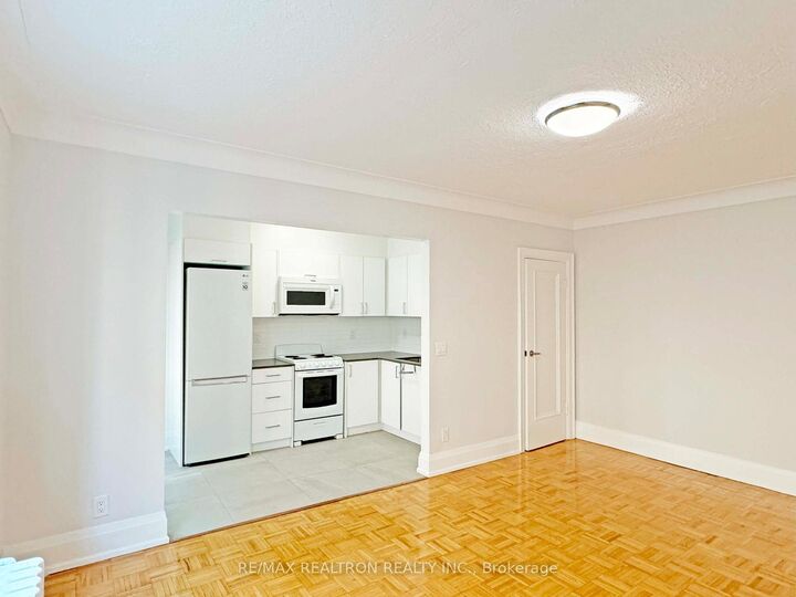 Property Photo:  394 Avenue Road 406  ON M4V 2H4 