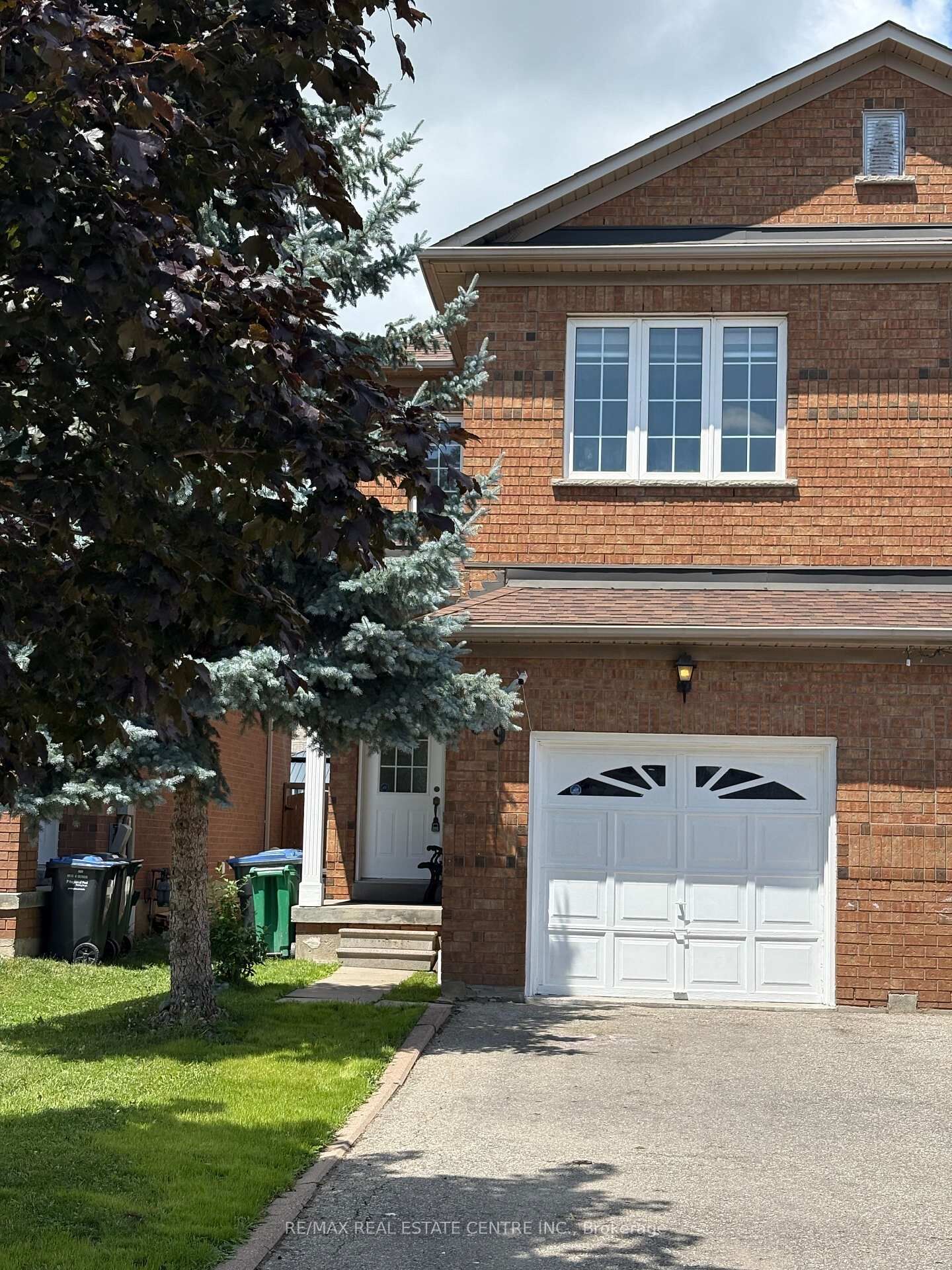 Property Photo:  799 Ledbury Crescent  ON L5V 2P9 