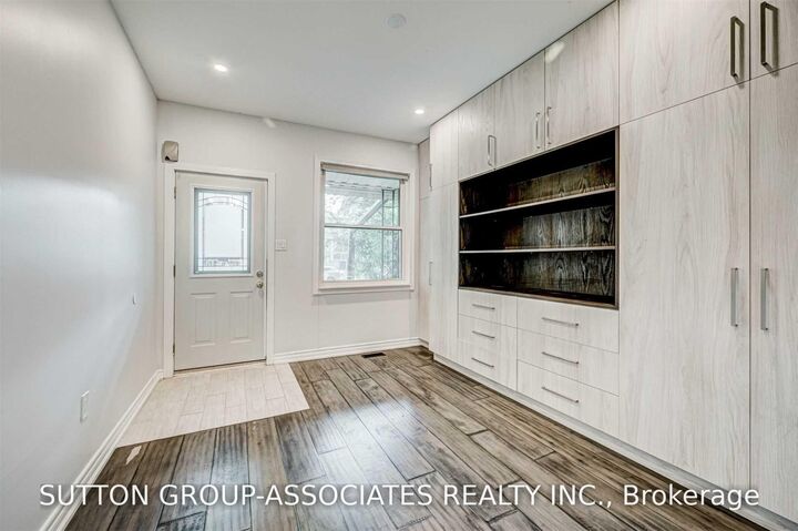 Property Photo:  739 Manning Avenue  ON M6G 2W5 