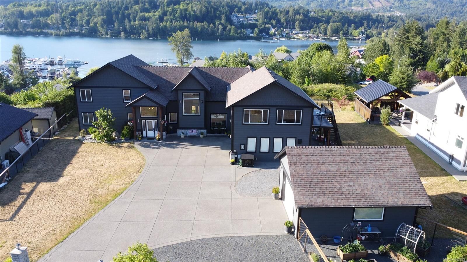Property Photo: 213 Tal Cres BC V0R 2G0