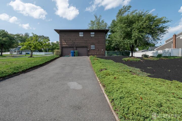Property Photo:  52 Embroidery Street  NJ 08872 