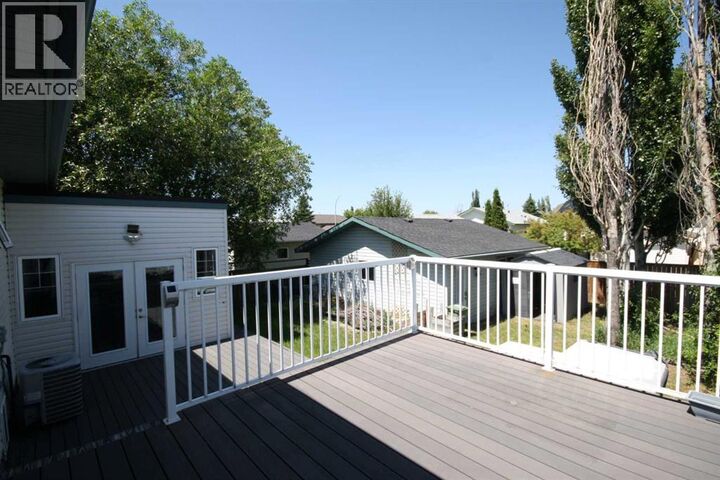 Property Photo: 209 Strathaven Bay South AB T1P 1N4