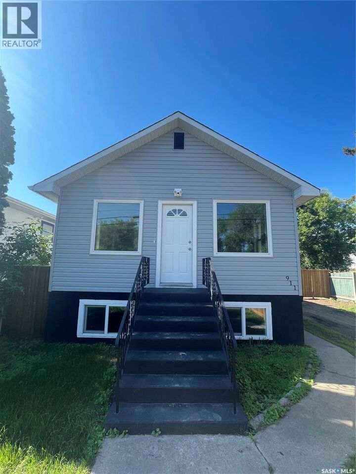 Property Photo: 911 23rd Street W SK S7L 0A5