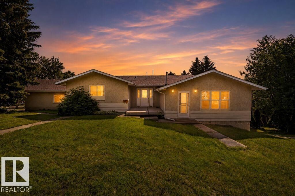 Property Photo: 26 Louisbourg Place AB T8N 4L5
