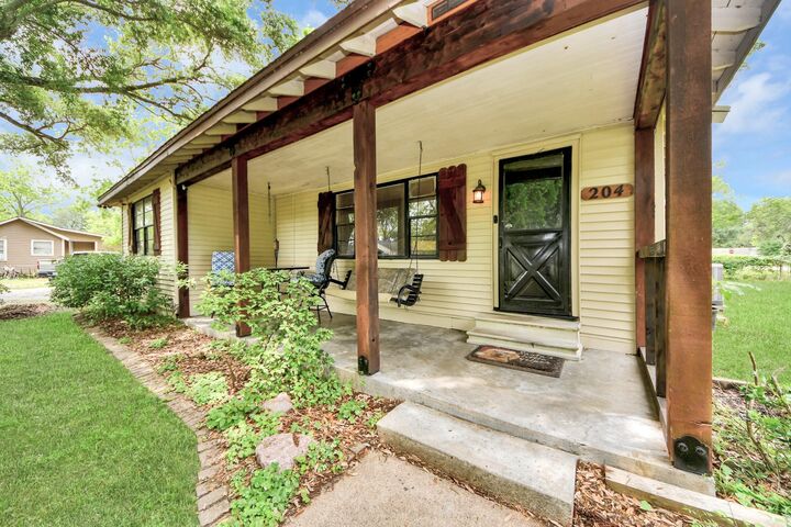 Property Photo:  204 S 4th Street  TX 77511 
