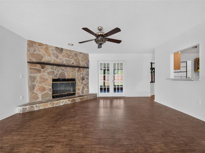 Property Photo: 811 W Harbour Court FL 34761