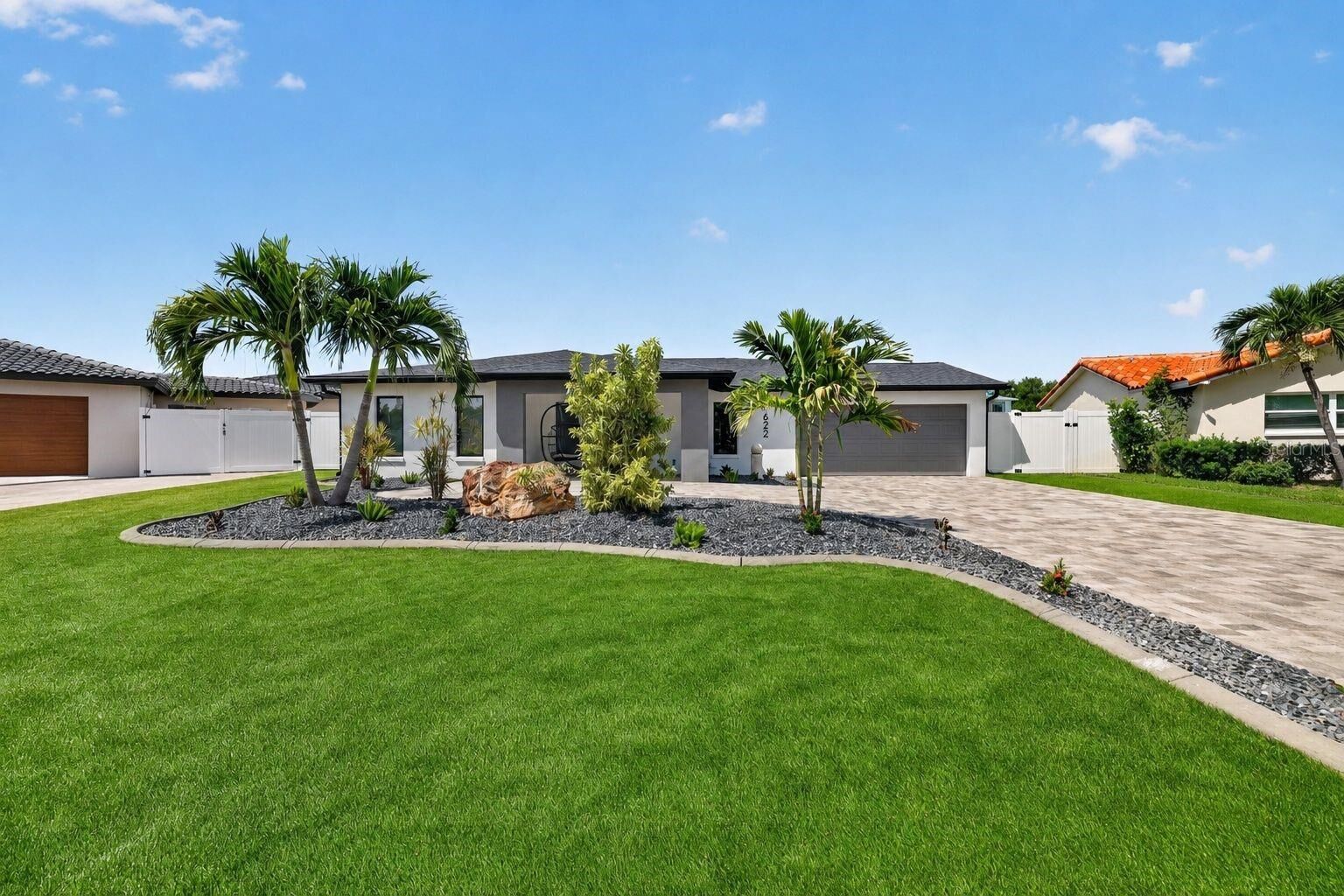 Property Photo: 9622 NE Oak Street FL 33702