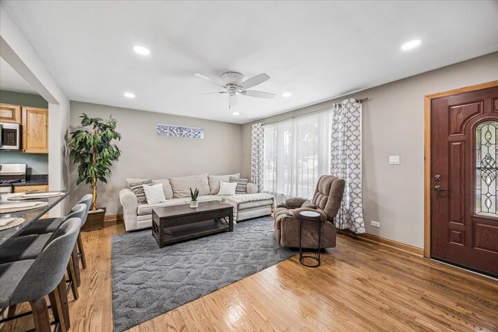 Property Photo: 1527 N Wolf Road IL 60163