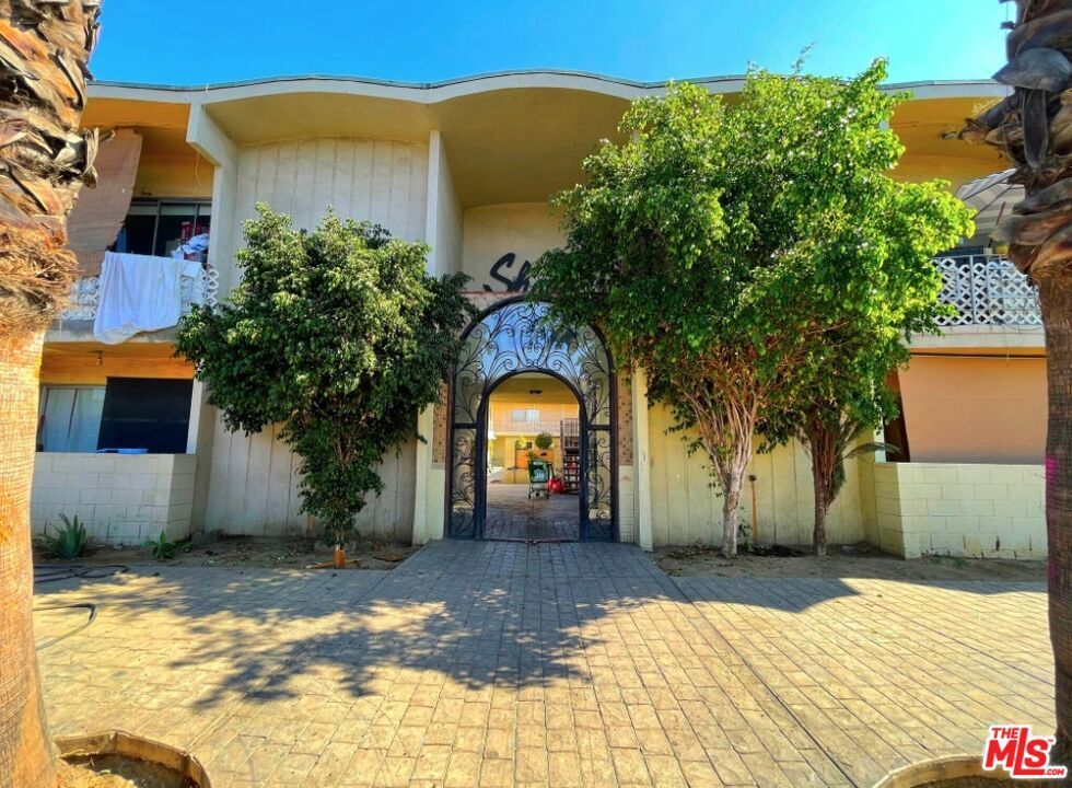Property Photo: 6956 Kester Avenue CA 91405