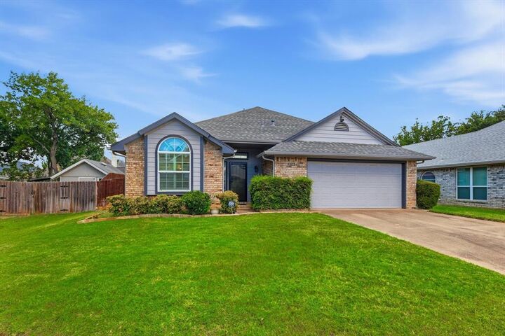 Property Photo: 2703 Old English Court TX 76039