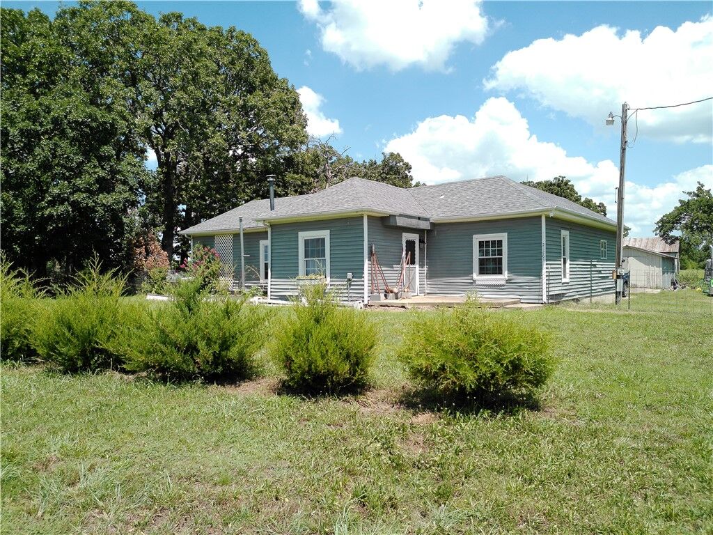Property Photo: 21263 Sunset View Lane MO 64865