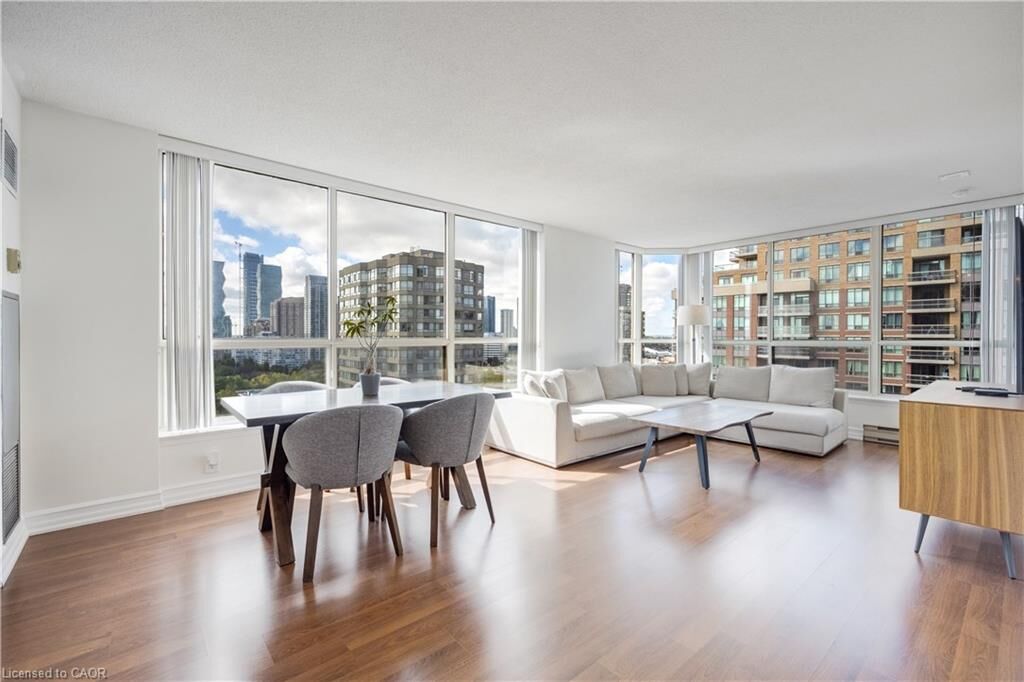 Property Photo:  55 Elm Drive W 2204  ON L5B 3Z3 
