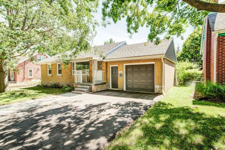 Property Photo:  17 Crestwood Avenue  ON N2H 4K6 