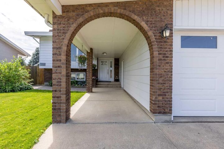 Property Photo:  3806 20 Avenue S  AB T1K 4J1 