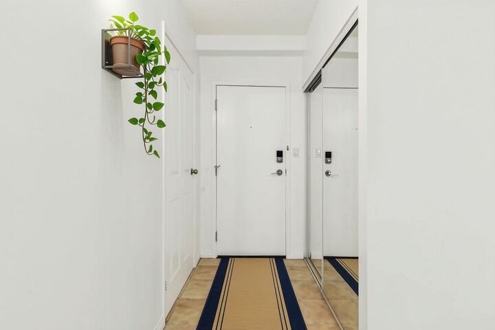 Property Photo: 111 14 Avenue SE 711 AB T2G 4Z8