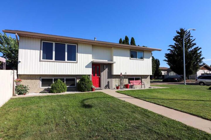 Property Photo: 2195 Southview Drive SE AB T1B 1R4