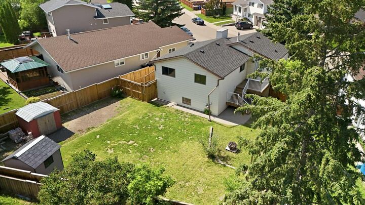 Property Photo:  17 Gordon Street  AB T4P 2L6 