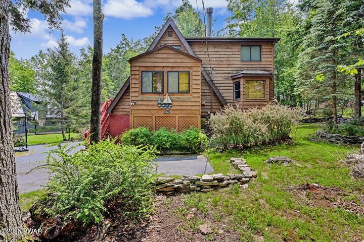 Property Photo: 1009 Rolling Hills Drive PA 18436