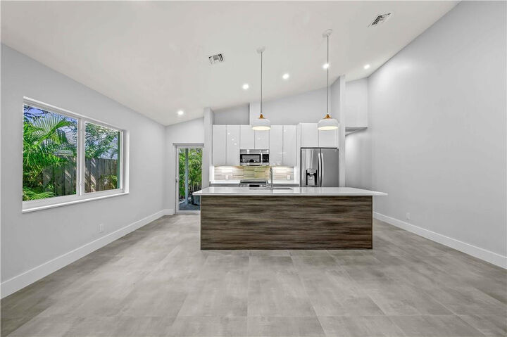 Property Photo: 828 NE 17th Way 1 FL 33304