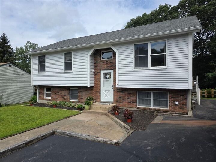 Property Photo:  5 Brook View Court  RI 02891 