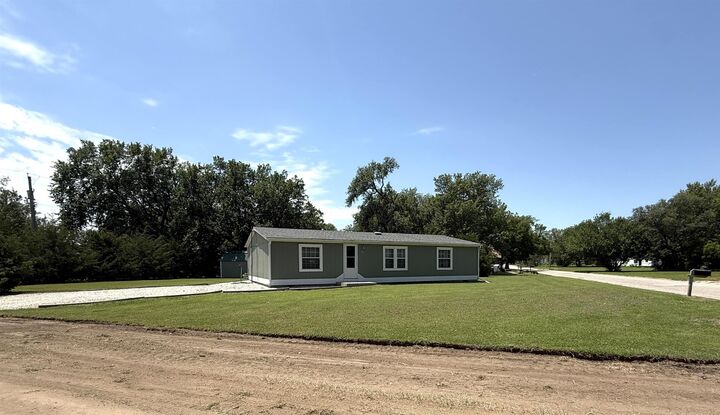 Property Photo: 521 E Eighth St KS 67058